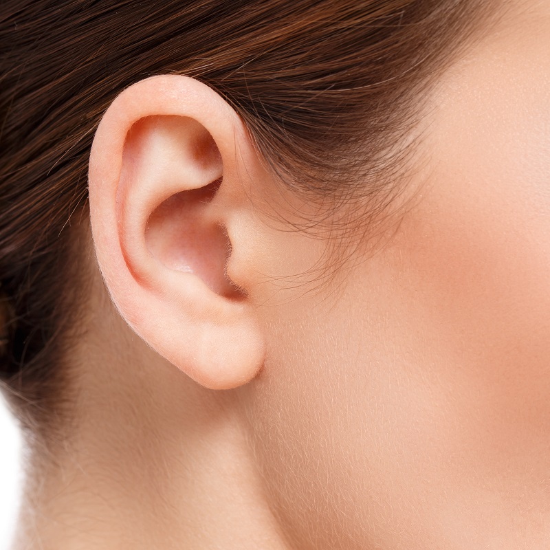Primer plano de la oreja antes de una cirugía de otoplastia