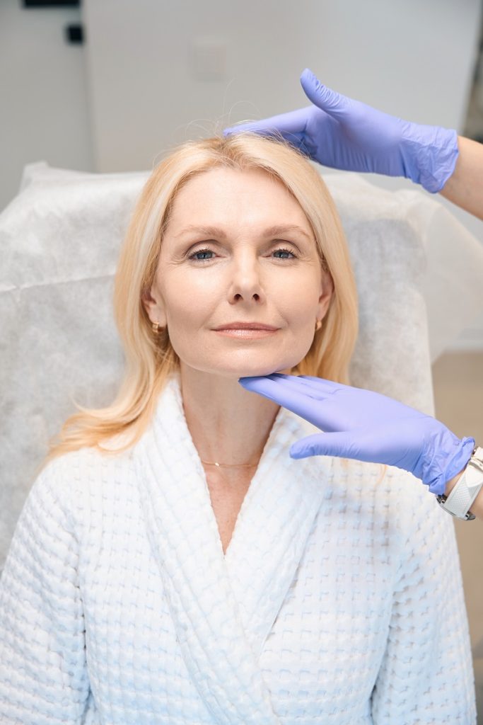 Marcación médica del rostro antes de lipofilling facial en clínica de Aranjuez