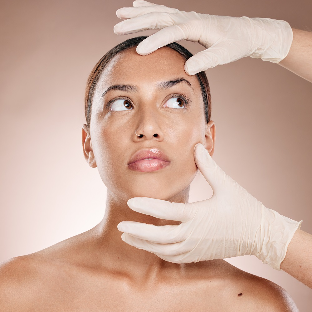 dermatólogo revisando manchas en la piel durante consulta dermatológica