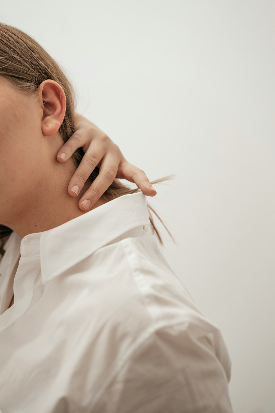 Contracturas cervicales que no se van: por qué duele el cuello y cómo tratarlo