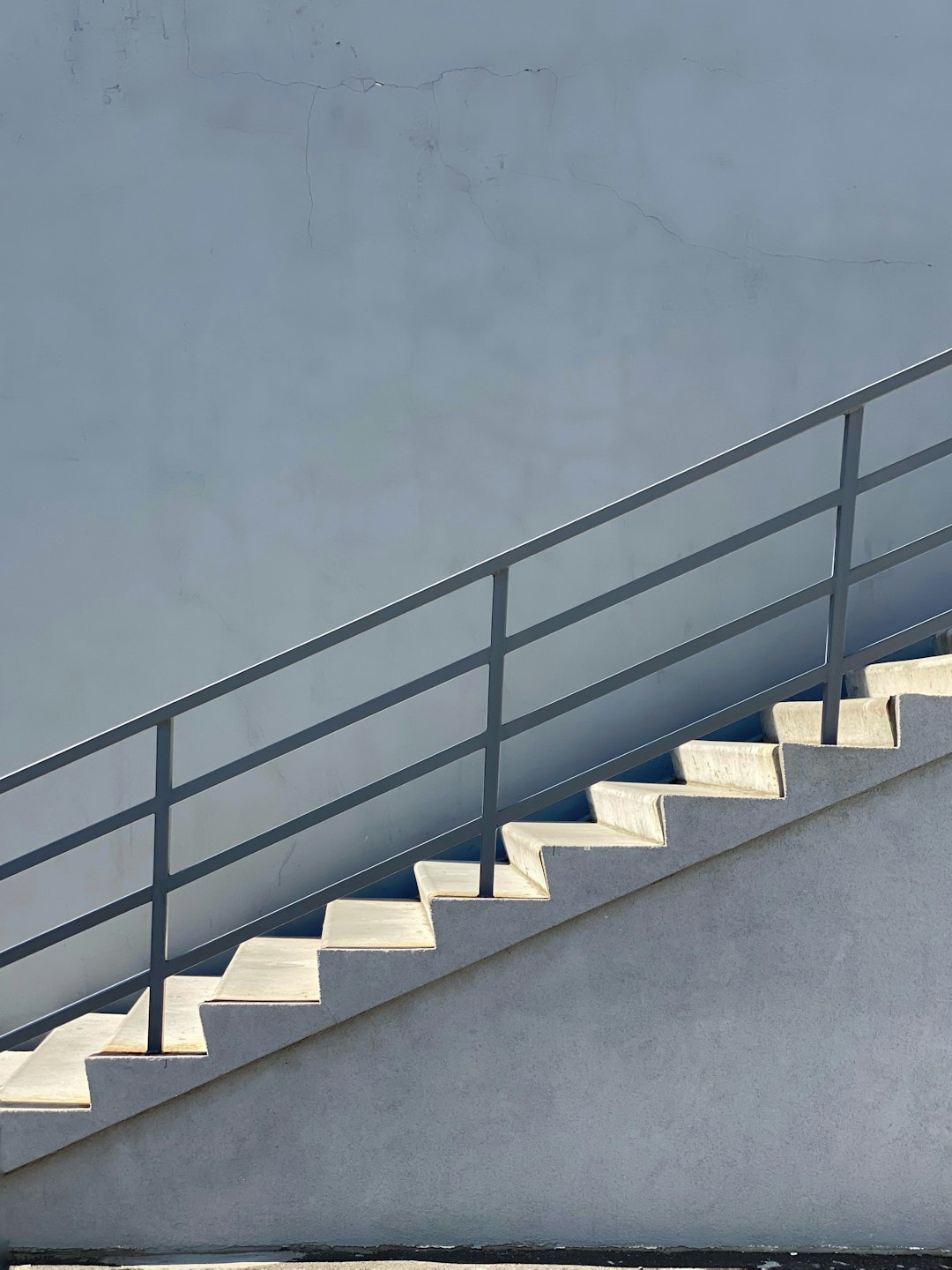 Me duele la rodilla al bajar escaleras: qué es el dolor femoropatelar